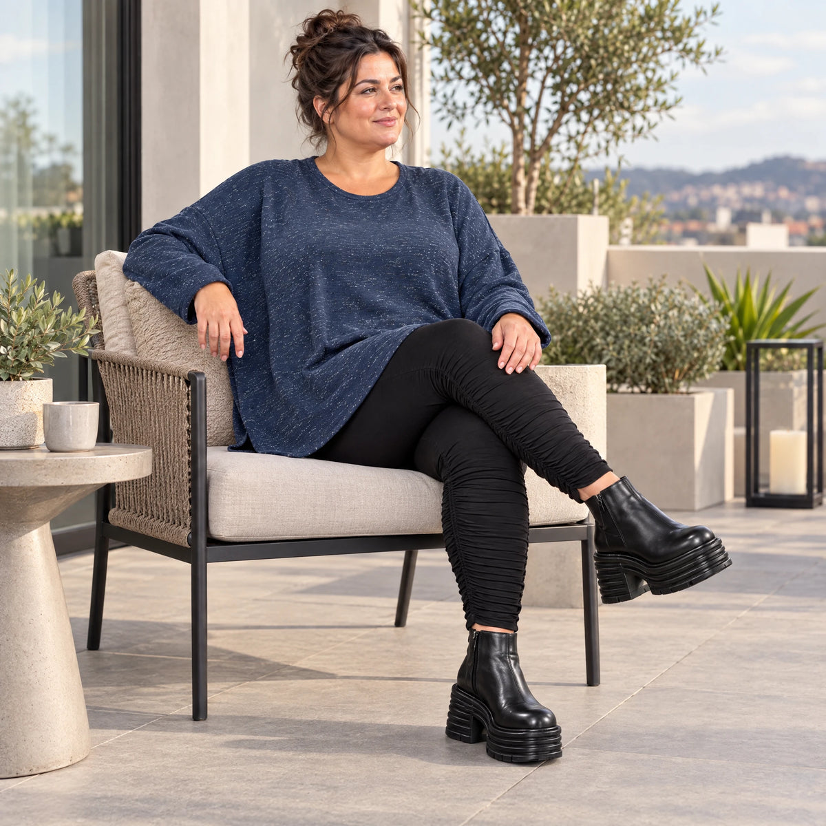 Langarmshirt aus flauschigem Feinstrick in Blau/Weiß mit A-Linie und Rundhalsausschnitt
