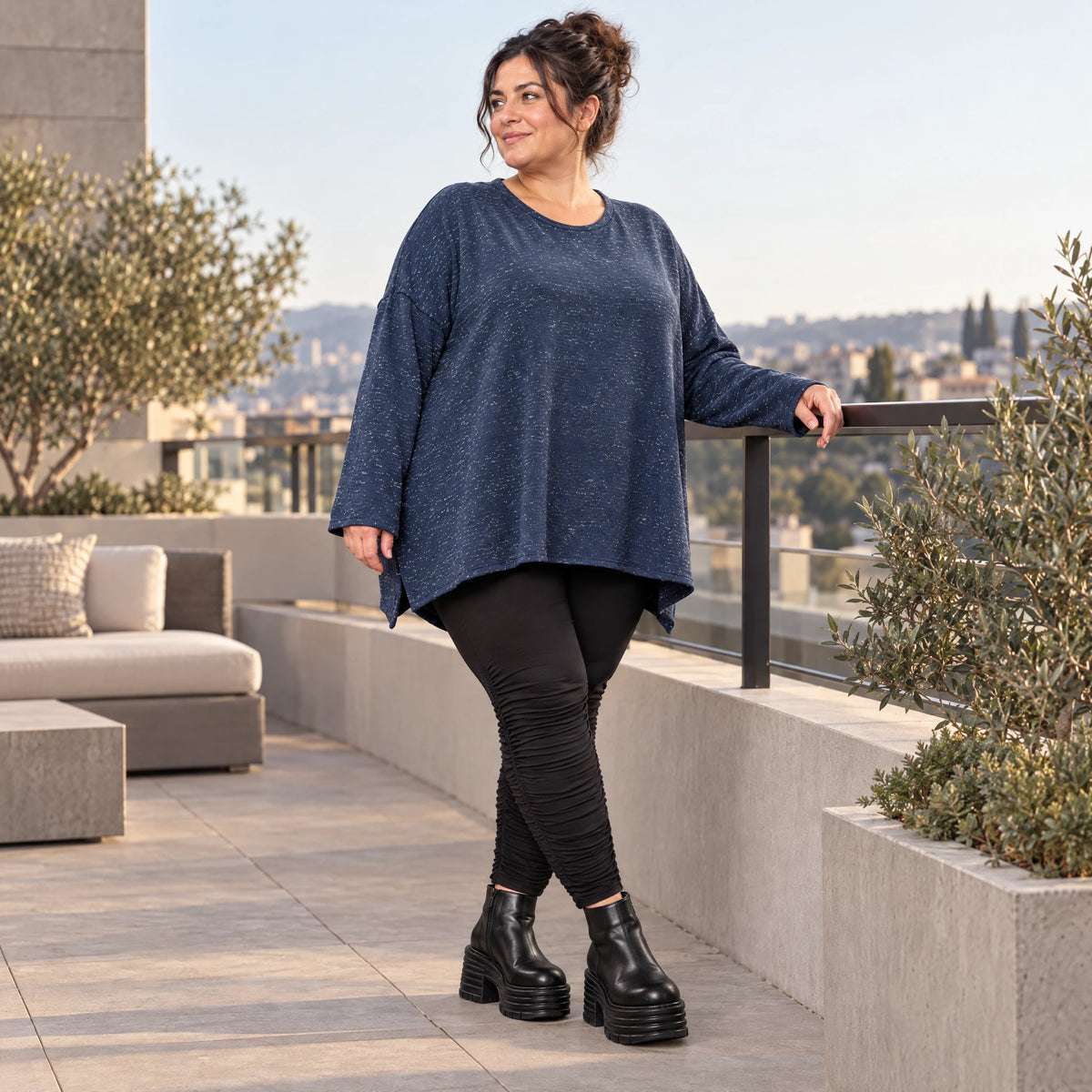 Langarmshirt aus flauschigem Feinstrick in Blau/Weiß mit A-Linie und Rundhalsausschnitt