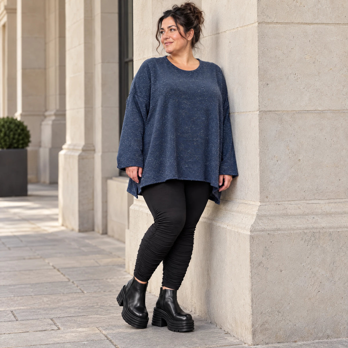 Langarmshirt aus flauschigem Feinstrick in Blau/Weiß mit A-Linie und Rundhalsausschnitt