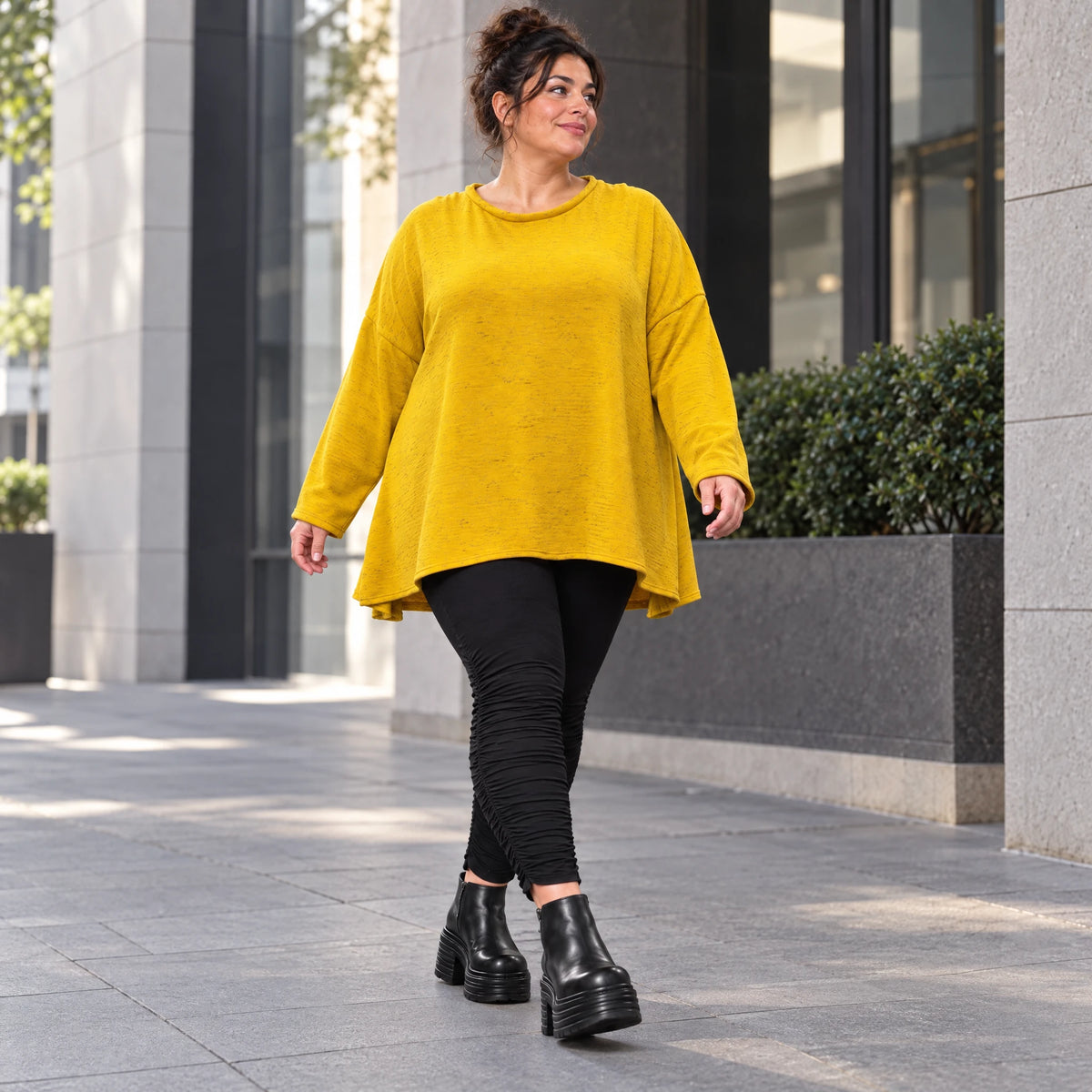 Flauschiges Feinstrickshirt in leuchtendem Gelb mit Stretchanteil und fließender A-Linie