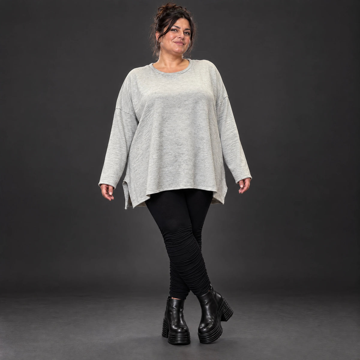 Kuscheliges Feinstrickshirt in Grau/Schwarz Melange mit fließender A-Linie aus Italien