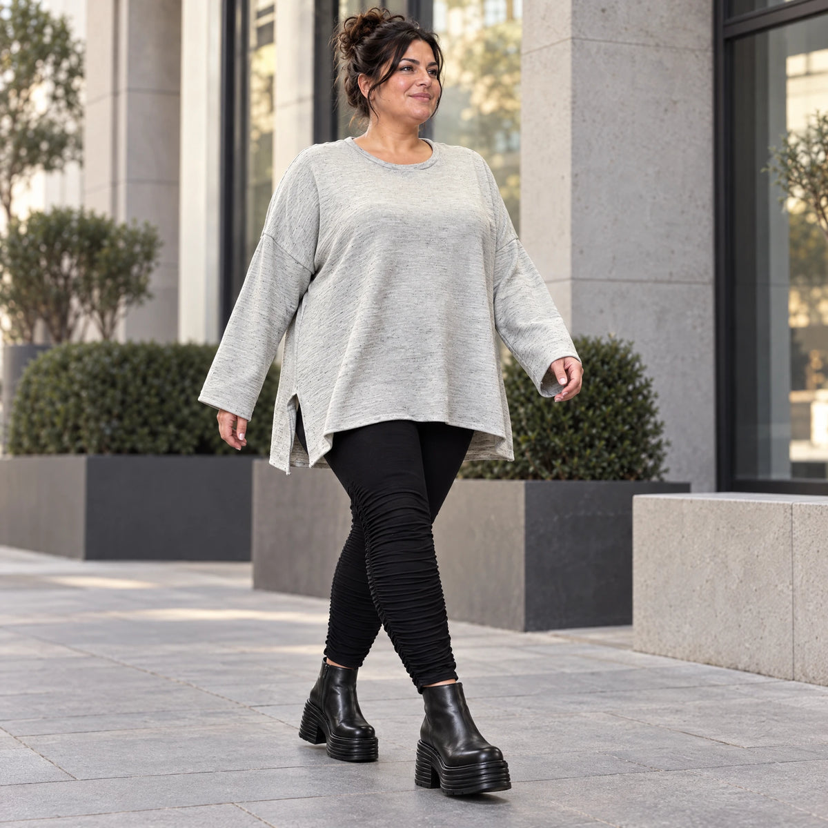 Kuscheliges Feinstrickshirt in Grau/Schwarz Melange mit fließender A-Linie aus Italien