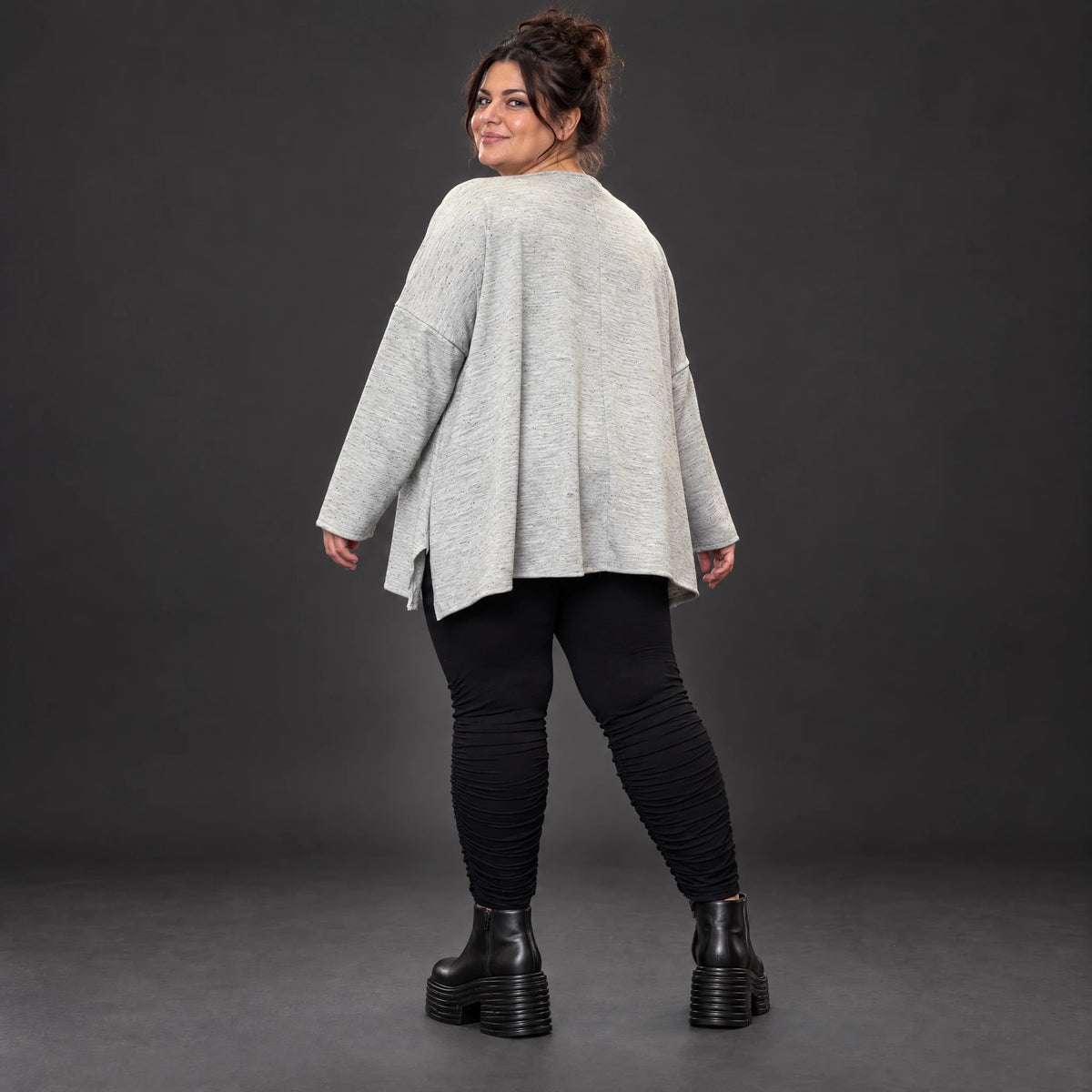 Kuscheliges Feinstrickshirt in Grau/Schwarz Melange mit fließender A-Linie aus Italien
