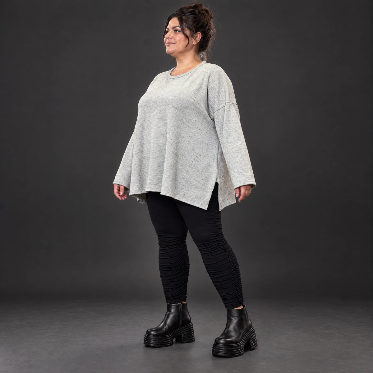 Kuscheliges Feinstrickshirt in Grau/Schwarz Melange mit fließender A-Linie aus Italien