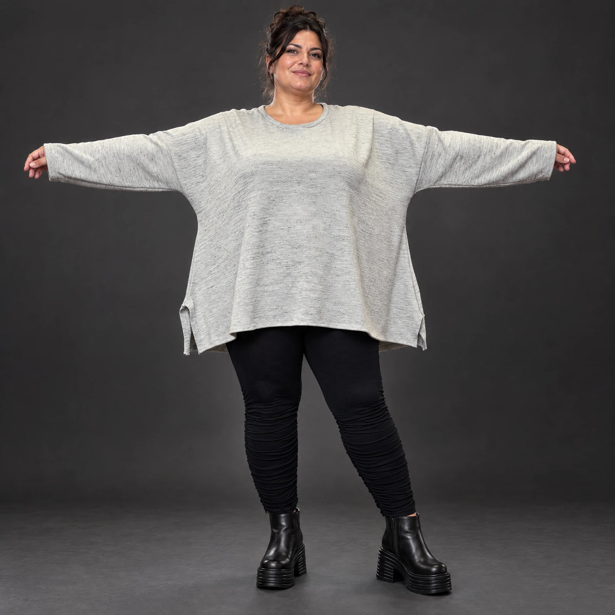 Kuscheliges Feinstrickshirt in Grau/Schwarz Melange mit fließender A-Linie aus Italien