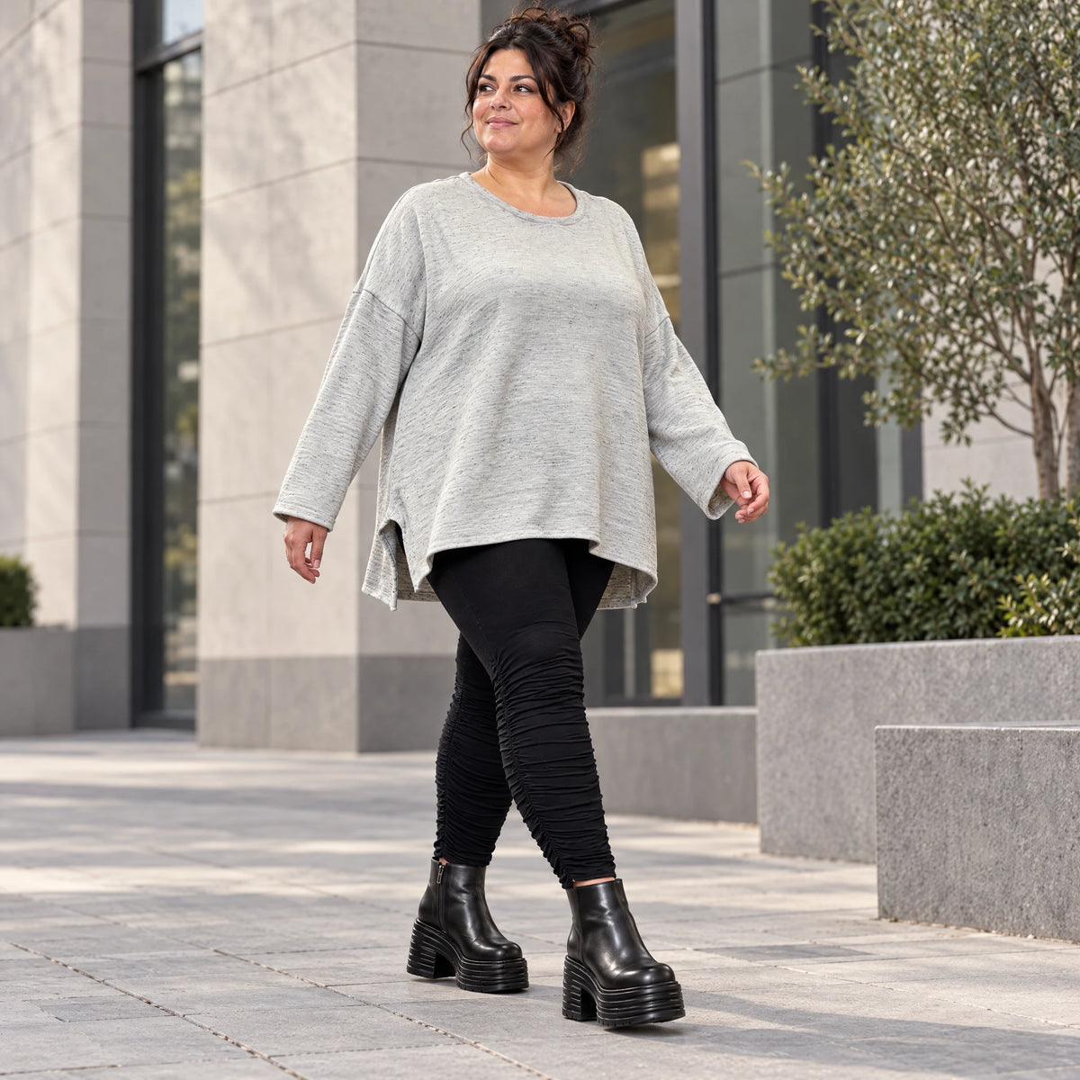 Kuscheliges Feinstrickshirt in Grau/Schwarz Melange mit fließender A-Linie aus Italien