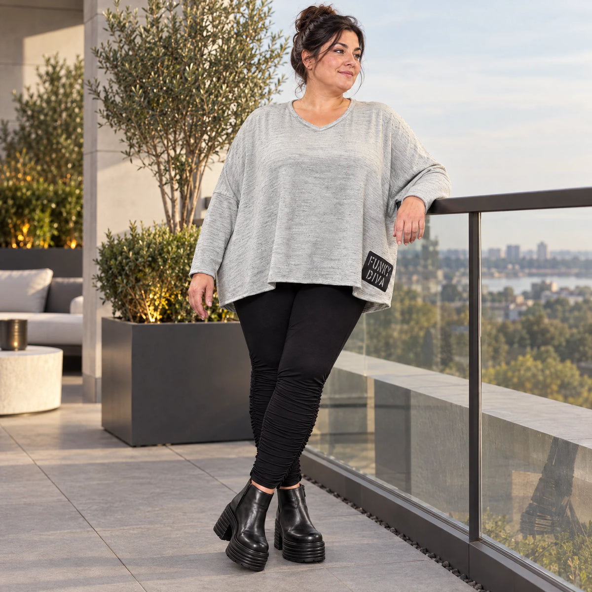 Feinstrickshirt in Grau/Schwarz meliert mit V-Ausschnitt und lässig kastiger Silhouette