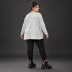 Feinstrickshirt in Grau/Schwarz meliert mit V-Ausschnitt und lässig kastiger Silhouette