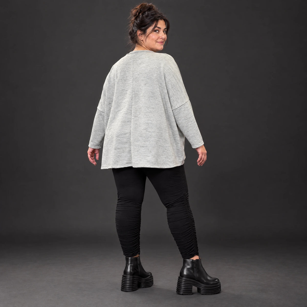 Feinstrickshirt in Grau/Schwarz meliert mit V-Ausschnitt und lässig kastiger Silhouette