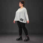 Feinstrickshirt in Grau/Schwarz meliert mit V-Ausschnitt und lässig kastiger Silhouette