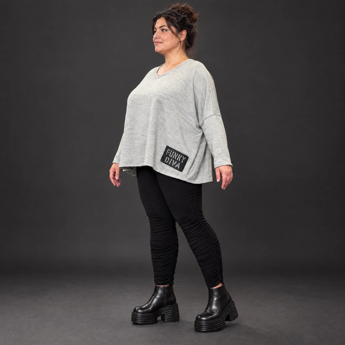 Feinstrickshirt in Grau/Schwarz meliert mit V-Ausschnitt und lässig kastiger Silhouette