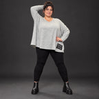 Feinstrickshirt in Grau/Schwarz meliert mit V-Ausschnitt und lässig kastiger Silhouette