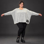 Feinstrickshirt in Grau/Schwarz meliert mit V-Ausschnitt und lässig kastiger Silhouette