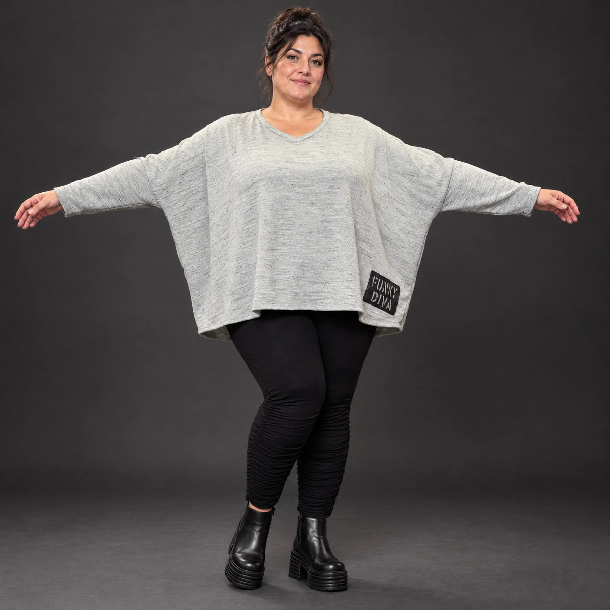 Feinstrickshirt in Grau/Schwarz meliert mit V-Ausschnitt und lässig kastiger Silhouette