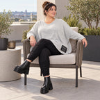 Feinstrickshirt in Grau/Schwarz meliert mit V-Ausschnitt und lässig kastiger Silhouette