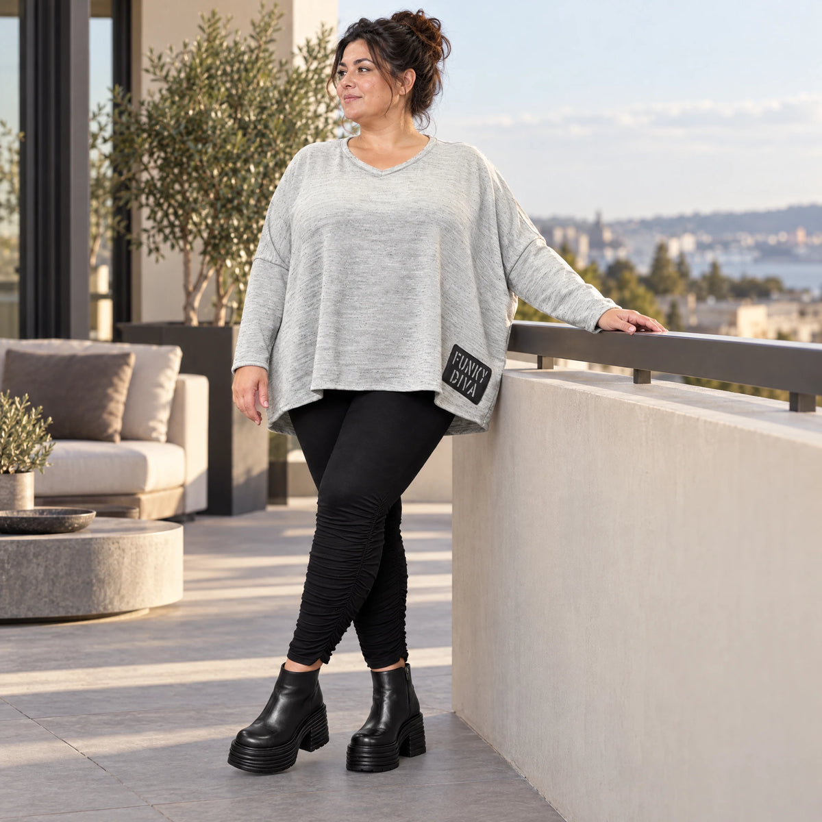 Feinstrickshirt in Grau/Schwarz meliert mit V-Ausschnitt und lässig kastiger Silhouette