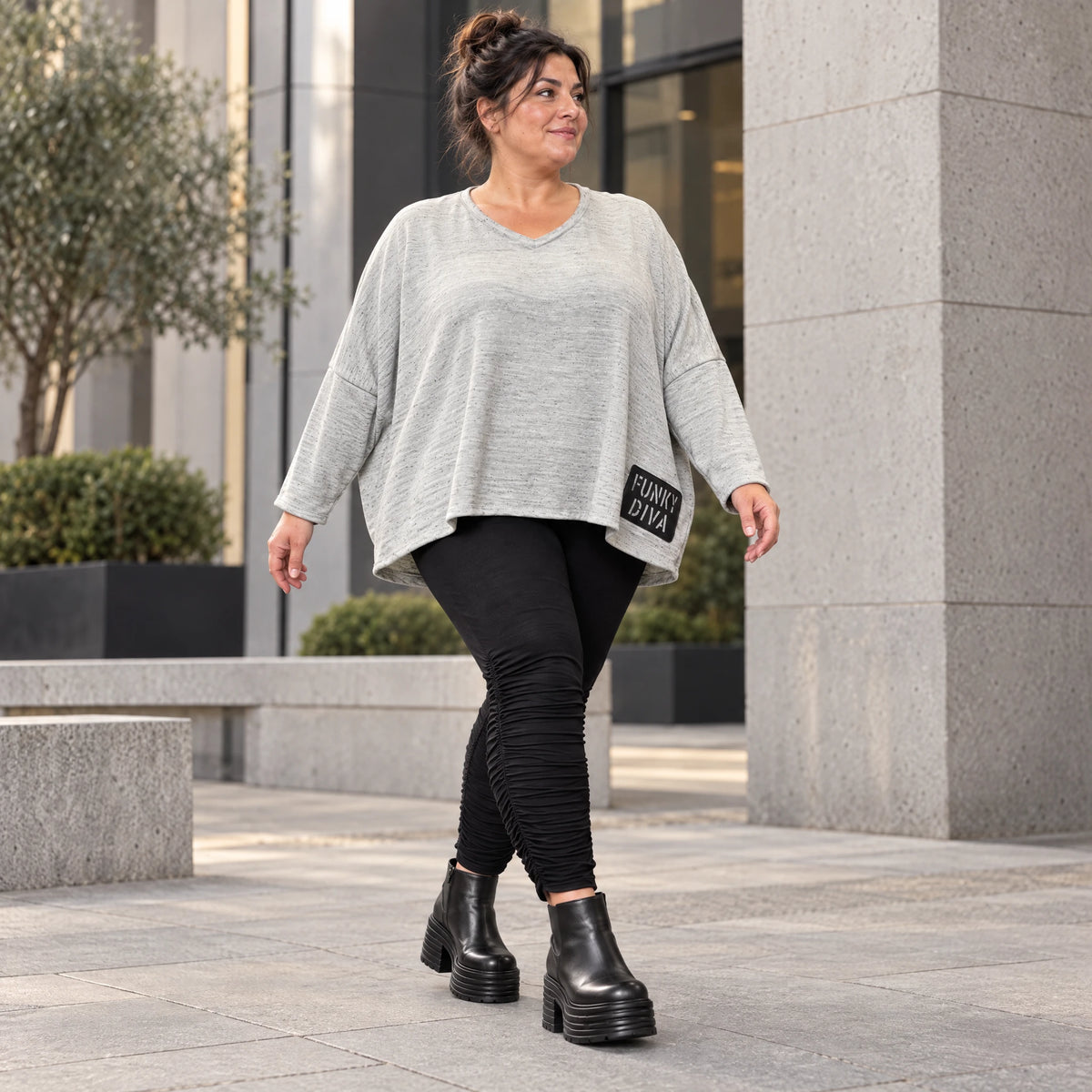 Feinstrickshirt in Grau/Schwarz meliert mit V-Ausschnitt und lässig kastiger Silhouette