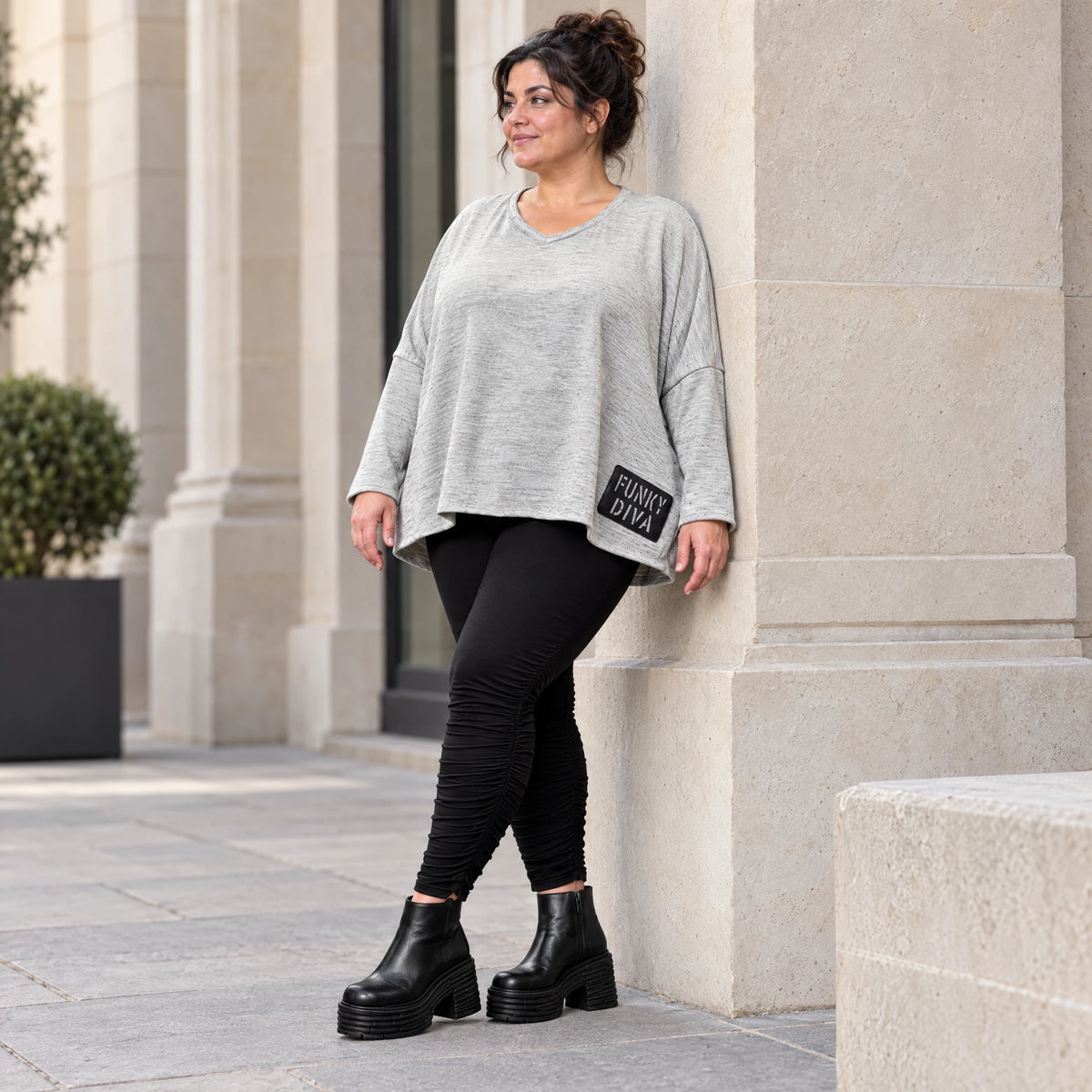 Feinstrickshirt in Grau/Schwarz meliert mit V-Ausschnitt und lässig kastiger Silhouette