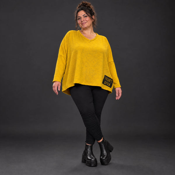 Kastiges Langarmshirt aus flauschigem Feinstrick in leuchtendem Gelb mit V-Ausschnitt