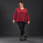 Kuscheliges Feinstrickshirt in Rot/Weiß mit V-Ausschnitt und kastiger Form für Wintertage