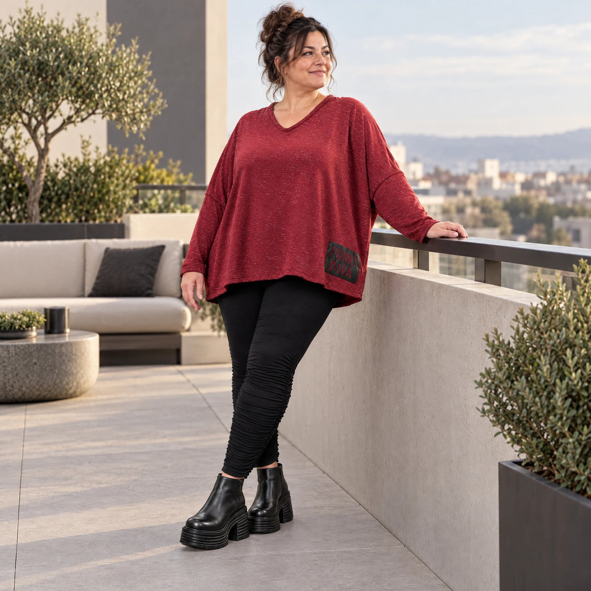 Kuscheliges Feinstrickshirt in Rot/Weiß mit V-Ausschnitt und kastiger Form für Wintertage