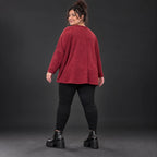 Kuscheliges Feinstrickshirt in Rot/Weiß mit V-Ausschnitt und kastiger Form für Wintertage