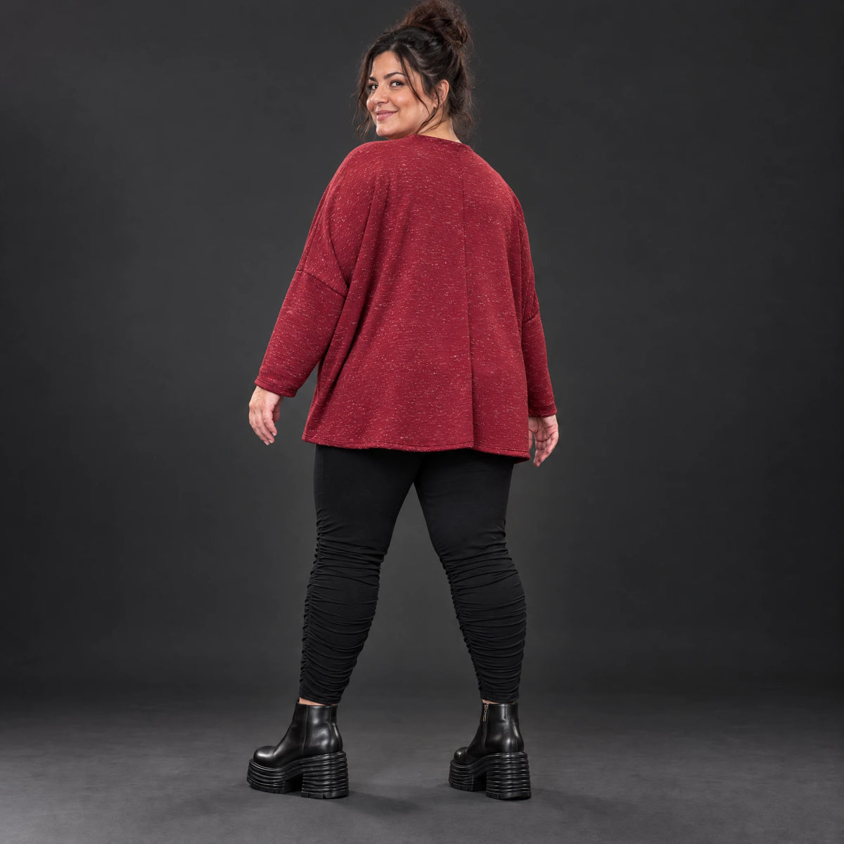 Kuscheliges Feinstrickshirt in Rot/Weiß mit V-Ausschnitt und kastiger Form für Wintertage