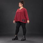 Kuscheliges Feinstrickshirt in Rot/Weiß mit V-Ausschnitt und kastiger Form für Wintertage