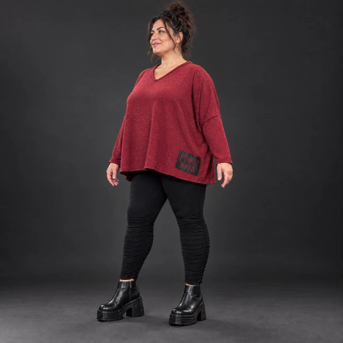 Kuscheliges Feinstrickshirt in Rot/Weiß mit V-Ausschnitt und kastiger Form für Wintertage