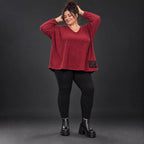 Kuscheliges Feinstrickshirt in Rot/Weiß mit V-Ausschnitt und kastiger Form für Wintertage