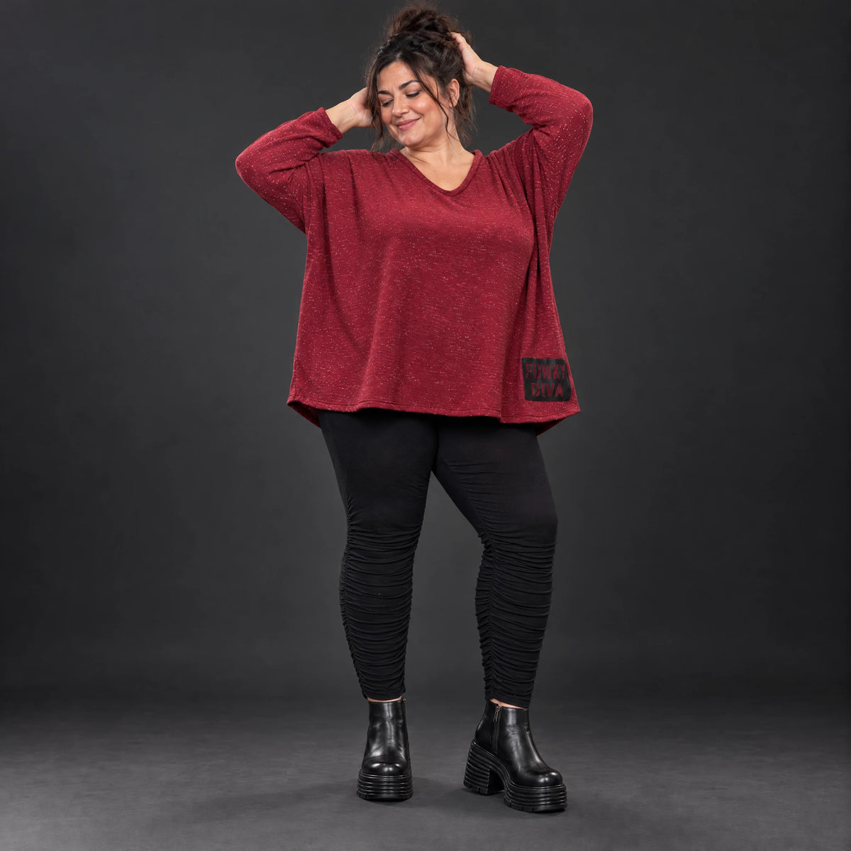Kuscheliges Feinstrickshirt in Rot/Weiß mit V-Ausschnitt und kastiger Form für Wintertage