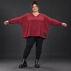 Kuscheliges Feinstrickshirt in Rot/Weiß mit V-Ausschnitt und kastiger Form für Wintertage