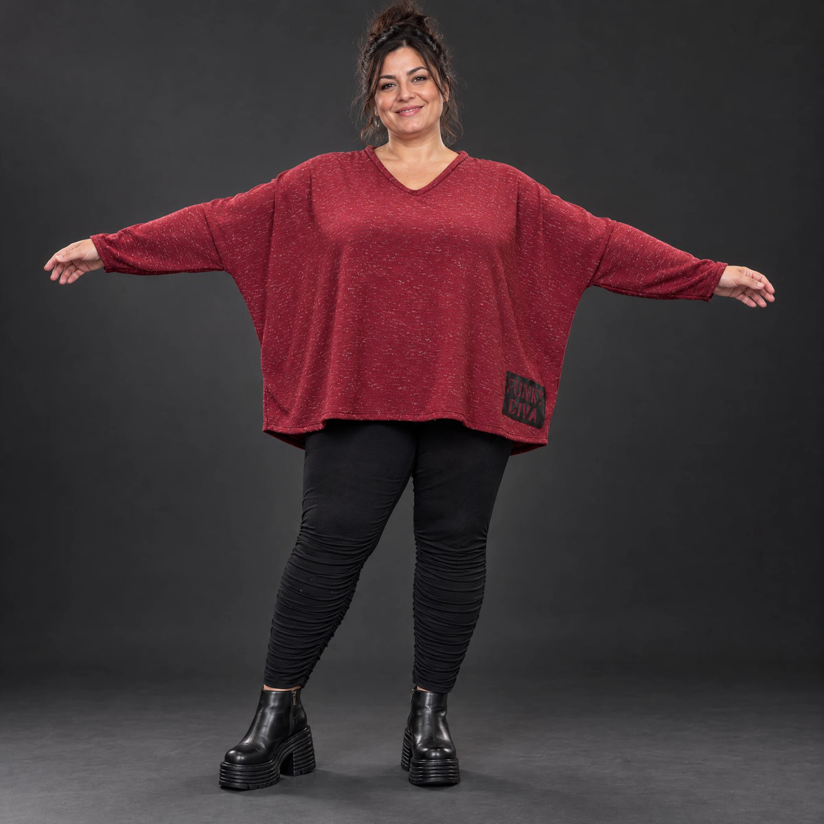 Kuscheliges Feinstrickshirt in Rot/Weiß mit V-Ausschnitt und kastiger Form für Wintertage