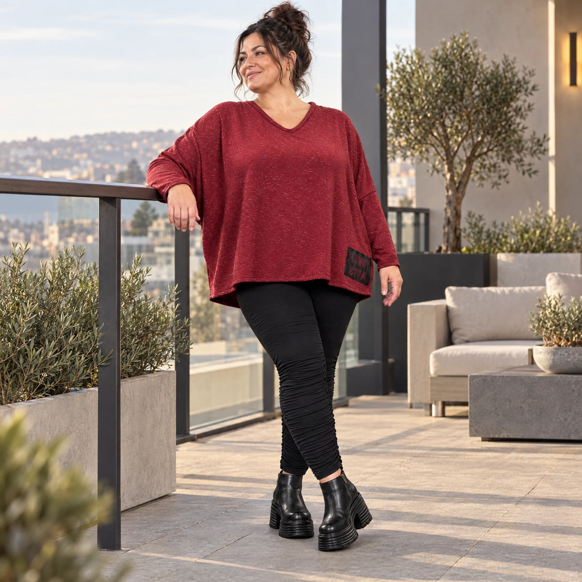 Kuscheliges Feinstrickshirt in Rot/Weiß mit V-Ausschnitt und kastiger Form für Wintertage