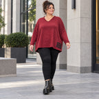 Kuscheliges Feinstrickshirt in Rot/Weiß mit V-Ausschnitt und kastiger Form für Wintertage