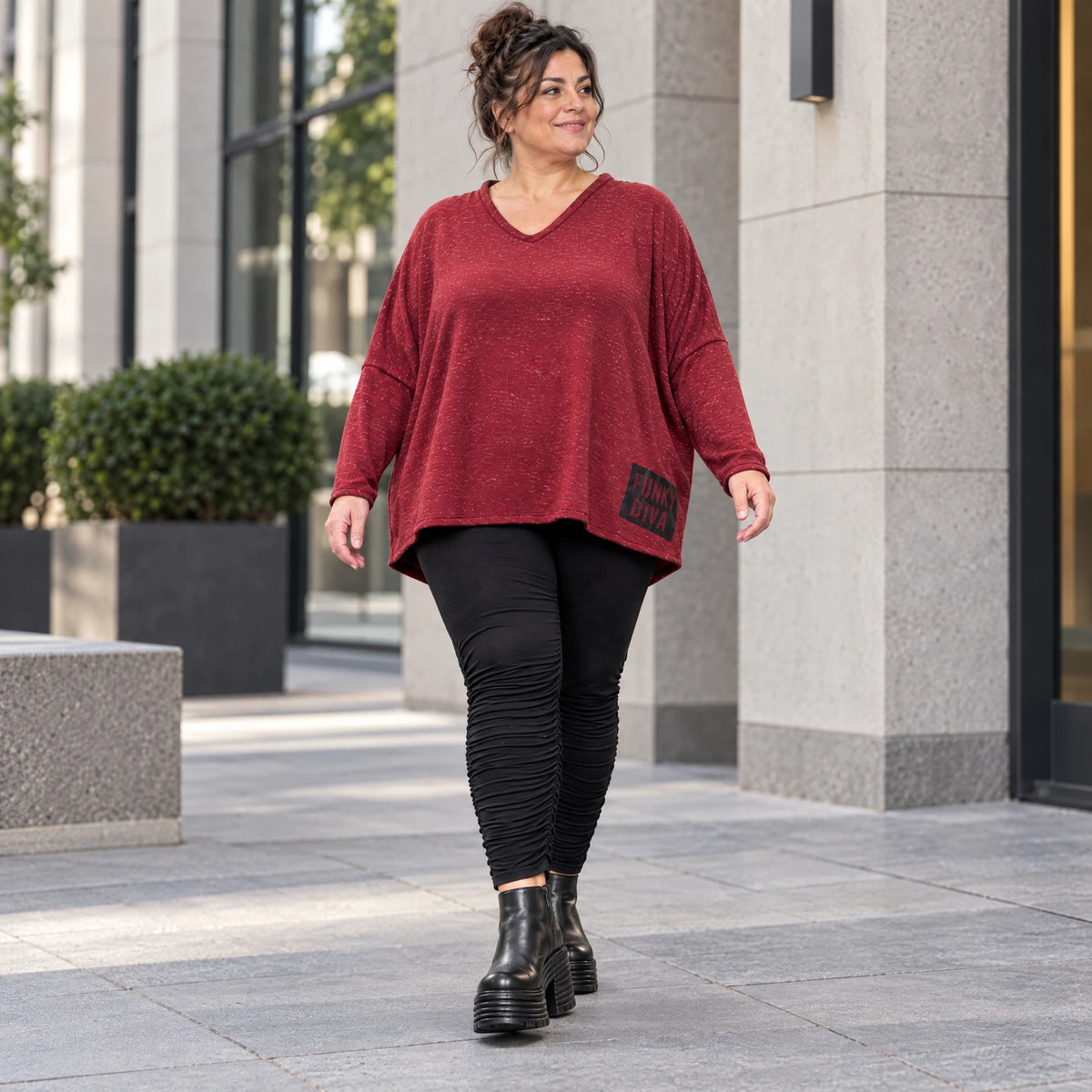 Kuscheliges Feinstrickshirt in Rot/Weiß mit V-Ausschnitt und kastiger Form für Wintertage