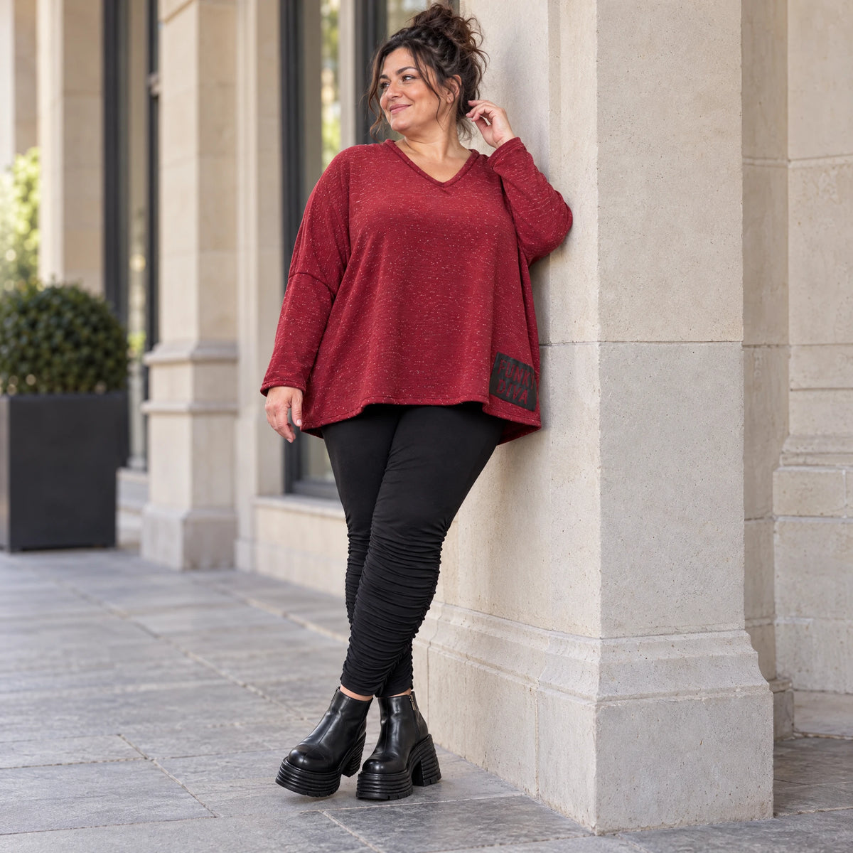 Kuscheliges Feinstrickshirt in Rot/Weiß mit V-Ausschnitt und kastiger Form für Wintertage