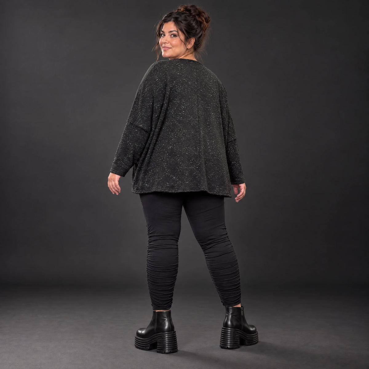 Langarmshirt in Schwarz/Weiß meliert aus weichem Flauschgarnfeinstrick mit V-Ausschnitt