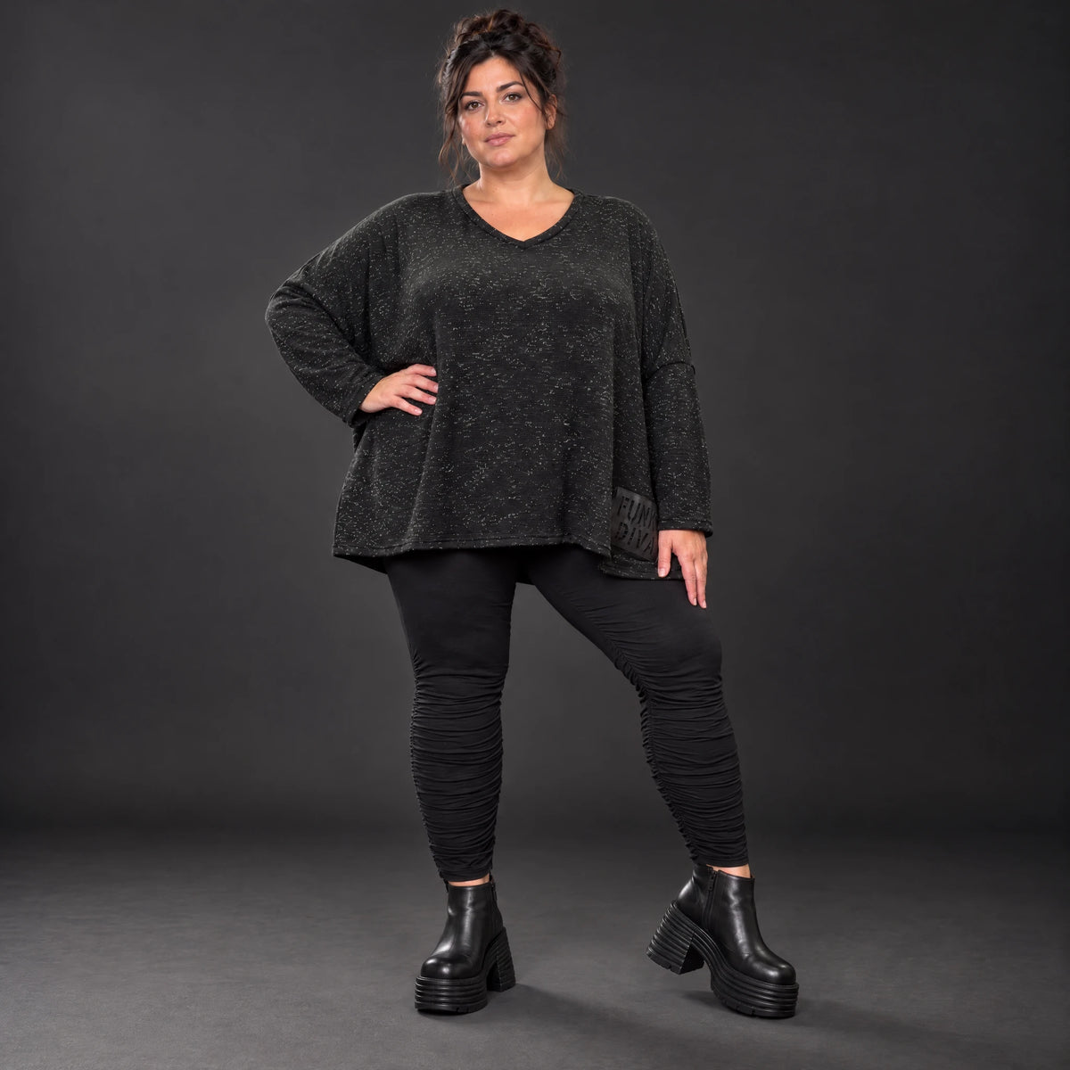 Langarmshirt in Schwarz/Weiß meliert aus weichem Flauschgarnfeinstrick mit V-Ausschnitt