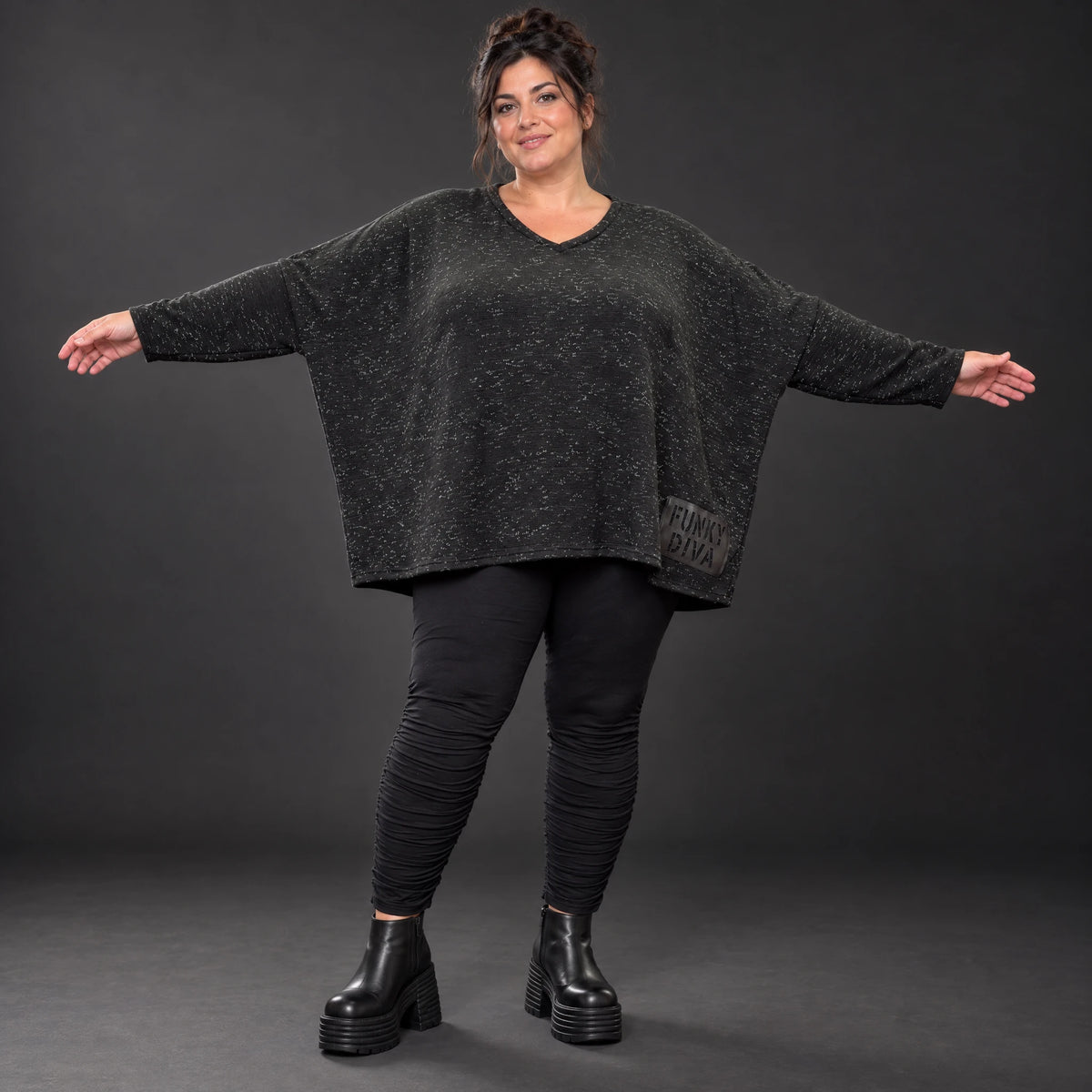Langarmshirt in Schwarz/Weiß meliert aus weichem Flauschgarnfeinstrick mit V-Ausschnitt