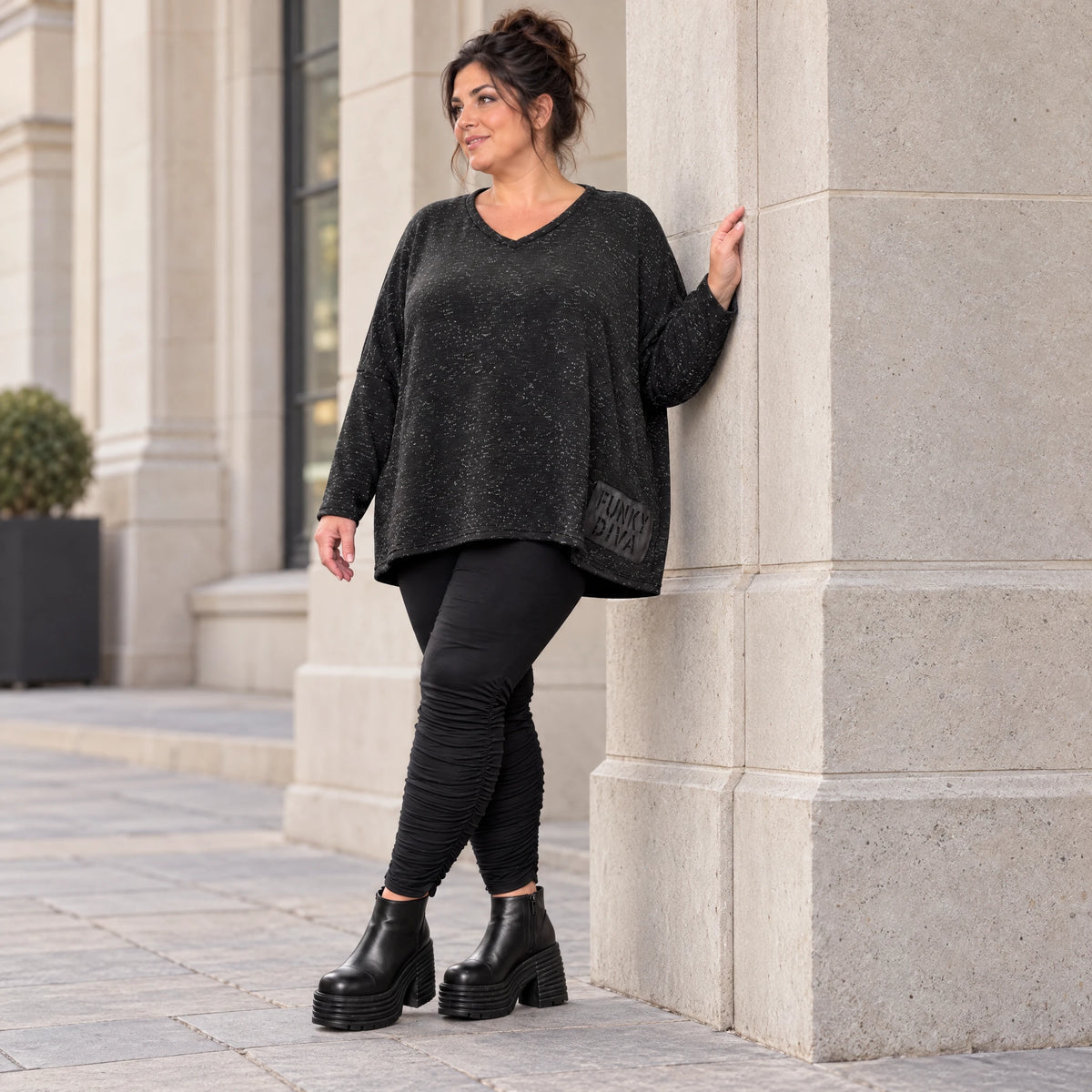 Langarmshirt in Schwarz/Weiß meliert aus weichem Flauschgarnfeinstrick mit V-Ausschnitt