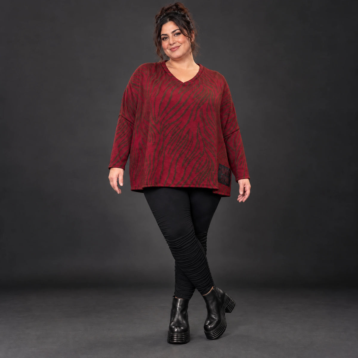 Flauschiger Feinstrickpullover in Rot/Braun mit V-Ausschnitt und kastigem Schnitt