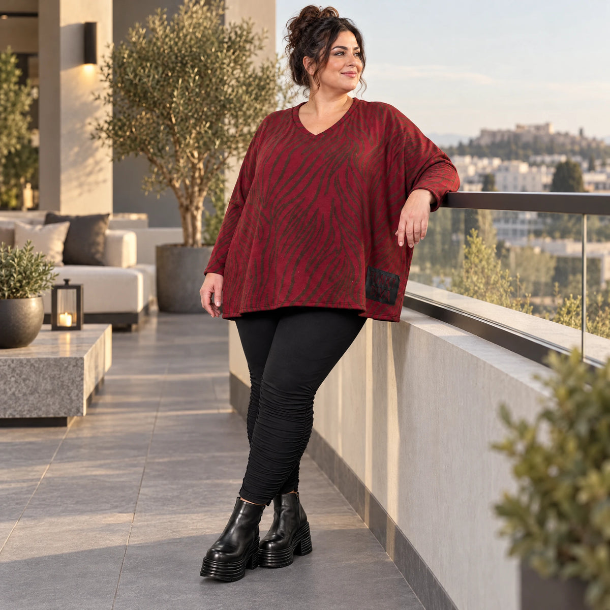 Flauschiger Feinstrickpullover in Rot/Braun mit V-Ausschnitt und kastigem Schnitt