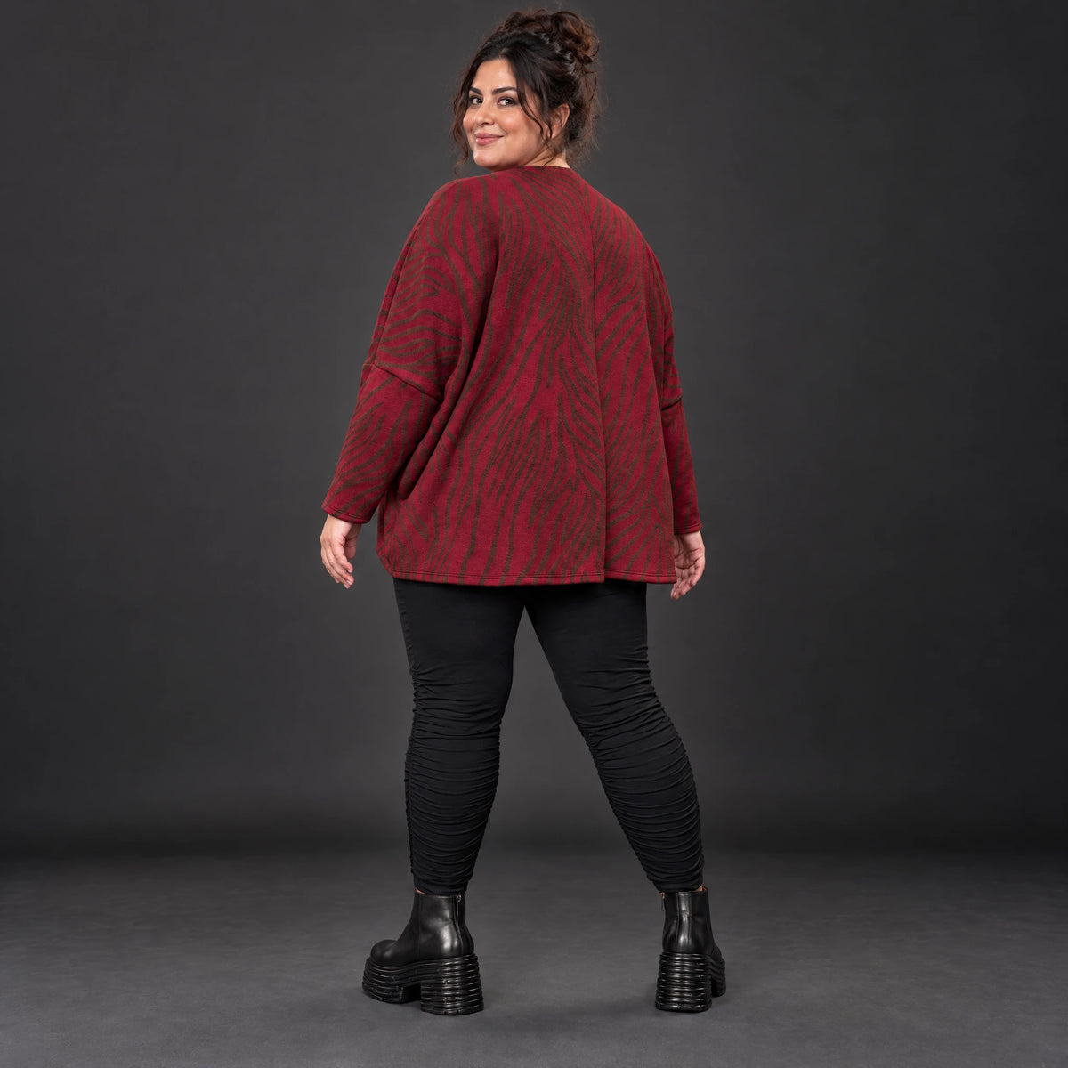 Flauschiger Feinstrickpullover in Rot/Braun mit V-Ausschnitt und kastigem Schnitt
