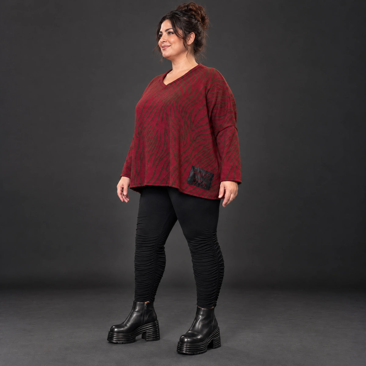 Flauschiger Feinstrickpullover in Rot/Braun mit V-Ausschnitt und kastigem Schnitt