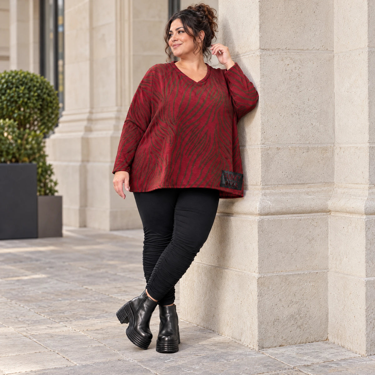 Flauschiger Feinstrickpullover in Rot/Braun mit V-Ausschnitt und kastigem Schnitt