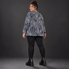 Kuschelig weiches Strickshirt in Marineblau/Weiß mit Zebramuster und rundem V-Ausschnitt