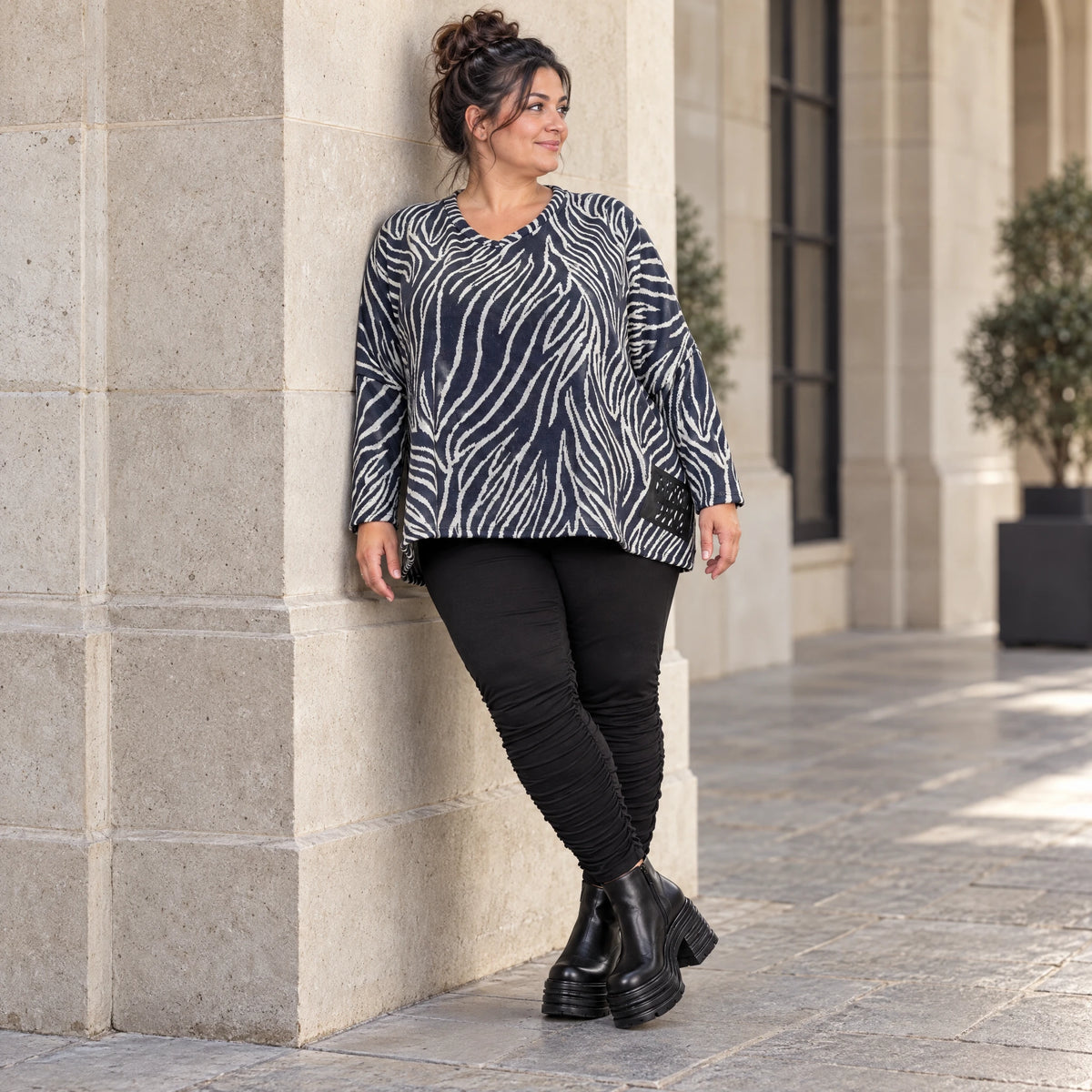 Kuschelig weiches Strickshirt in Marineblau/Weiß mit Zebramuster und rundem V-Ausschnitt