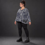 Kuschelig weiches Strickshirt in Marineblau/Weiß mit Zebramuster und rundem V-Ausschnitt