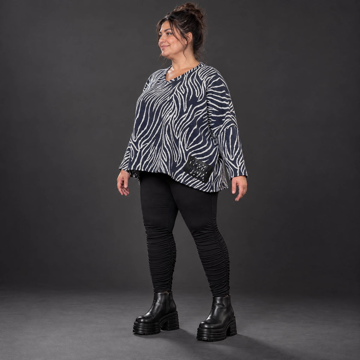 Kuschelig weiches Strickshirt in Marineblau/Weiß mit Zebramuster und rundem V-Ausschnitt
